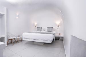 Two-Bedroom Cave Suite with Caldera & Sea View 