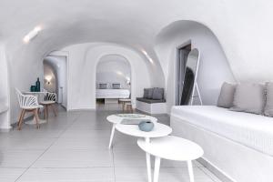 Two-Bedroom Cave Suite with Caldera & Sea View 