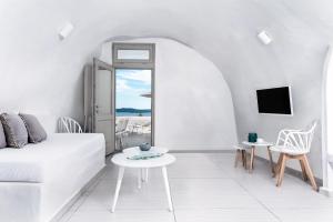 Two-Bedroom Cave Suite with Caldera & Sea View 