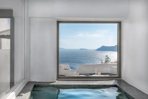 Cave Suite with Hot Tub and Caldera & Sea View