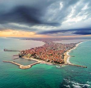 Studio at Pomorie 100 m away from the beach with furnished terrace and wifi