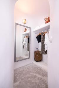 Althaea Honeymoon Cave Suite with Caldera View & Hot Tub room in Pezoules of Oia