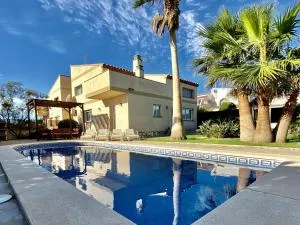 Villa Martina 4 bedroom villa with air conditioning & private swimming pool ideal for families - L'Ametlla de Mar