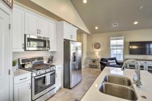Washington Townhome w Patio + Resort Perks!
