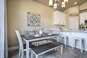 Washington Townhome w Patio + Resort Perks!