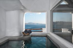 Honeymoon Suite with Private Hot Tub with Caldera & Sea View