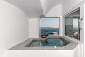 Honeymoon Suite with Private Hot Tub with Caldera & Sea View