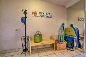 Ocean-View Maui Penthouse with Balcony and Pool Access