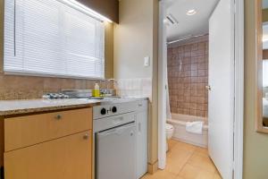 Econo Lodge Inn & Suites