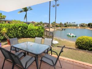 Comfortable Two Bedroom Apartment on canal