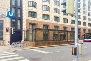 2BR Apartment for 6 with Private Terrace near city center & Metro U2