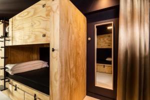 Auberges de jeunesse JO&JOE Paris - Nation : Chambre Quadruple avec Salle de Bains Privative