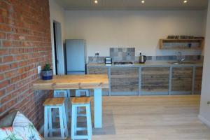 Lovely new flat near restaurants and beach with solar - free wifi and DSTV