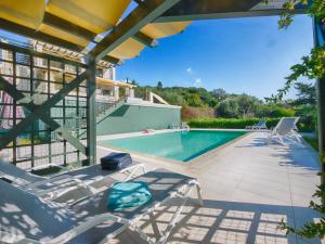 Spacious 4-Bedroom Villa with Private Pool and Stunning Sunset Views, 3 Minutes from the Beach