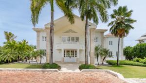 Paradise Luxury Villa with Huge Pool and Jacuzzi