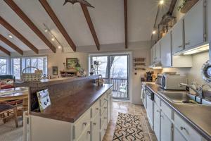 Hike, Fish & Ski: Beech Mtn Condo w Balcony