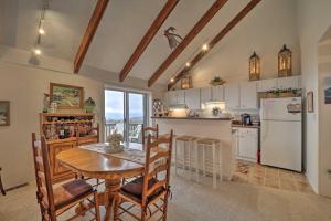 Hike, Fish & Ski: Beech Mtn Condo w Balcony