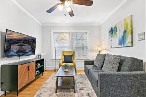Vibrant 1BR Apartment in Roscoe Village - Marshfield N3