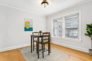 Vibrant 1BR Apartment in Roscoe Village - Marshfield N3