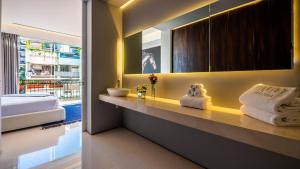 PIER 57 - 608 New & Luxurious 2 BR Romantic Zone