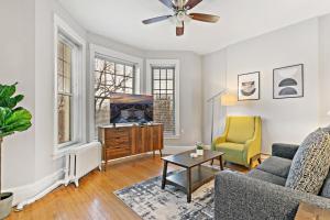 Comfy 2BR Apartment near Wrigley Field - Grace 3