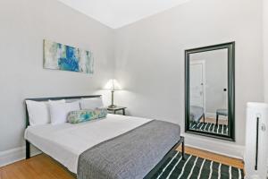 Comfy 2BR Apartment near Wrigley Field - Grace 3