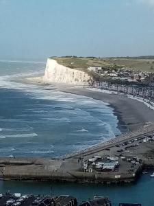 Appartement avec Balcon au 1er étage Vue latérale Mer à 50 mètres de la plage à Mers les Bains.