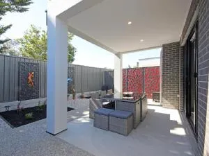 ✿Stylish Townhouse; with King Bed, NBN, Netflix, WIFI - Morphett Vale