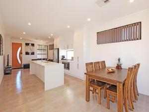✿Stylish Townhouse; with King Bed, NBN, Netflix, WIFI