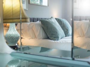 NEW Stylish & Elegant 2 Bed Apartment in the City! - Pass the Keys