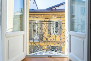 White Flat in Como City Center by RentComo