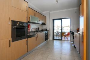 3-Bedroom Apartment with Pool Gym & Jacuzzi