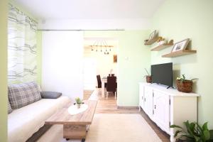 2 bedrooms appartement with private pool enclosed garden and wifi at Zadar 2 km away from the beach