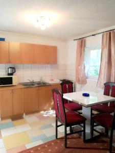 One bedroom appartement at Jadranovo 200 m away from the beach with furnished garden and wifi