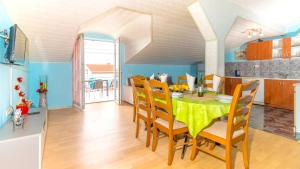 Spacious apartment with terrace and sea view in Jadranovo