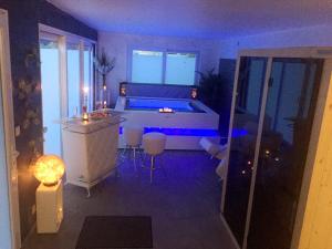 One bedroom house with jacuzzi enclosed garden and wifi at Tournai