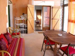 Maisons de vacances Maison de 3 chambres avec terrasse amenagee et wifi a Noves : photos des chambres