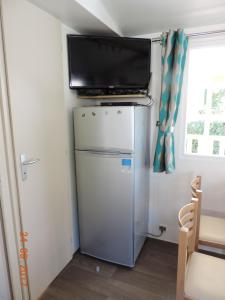 Maisons de vacances Bungalow Confort Gastes Jacuzzi : photos des chambres