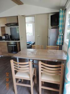 Maisons de vacances Bungalow Confort Gastes Jacuzzi : photos des chambres