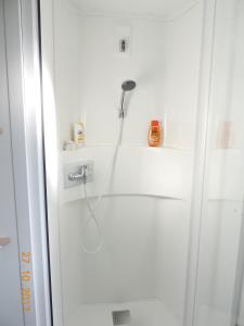 Maisons de vacances Bungalow Confort Gastes Jacuzzi : photos des chambres