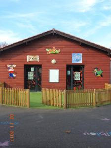 Maisons de vacances Bungalow Confort Gastes Jacuzzi : photos des chambres