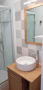La maison Virginie appartements climatisés de 1 à 5 pers cosy hyper centre cour parking linge fibre proximité port lac canal piscine