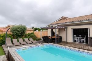 Villa spacieuse à Arès avec piscine privée et jacuzzi