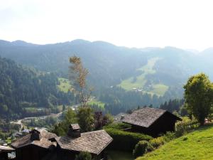 Chalets Chalet de 5 chambres avec vue sur la ville jardin clos et wifi a Les Gets a 1 km des pistes : photos des chambres