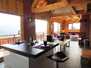 Chalets Chalet de 5 chambres avec vue sur la ville jardin clos et wifi a Les Gets a 1 km des pistes : photos des chambres