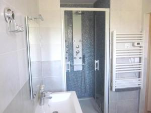 Maisons de vacances Maison de 2 chambres avec spa terrasse amenagee et wifi a They Sous Montfort a 5 km de la plage : photos des chambres