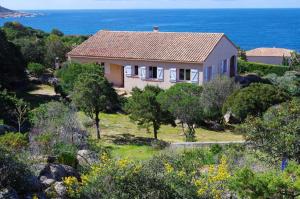 Maisons de vacances Maison de 3 chambres a Sartene a 400 m de la plage avec vue sur la mer jardin amenage et wifi : photos des chambres