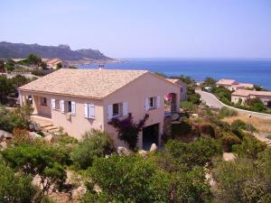 Maisons de vacances Maison de 3 chambres a Sartene a 400 m de la plage avec vue sur la mer jardin amenage et wifi : photos des chambres