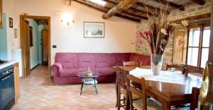 Charming apartment in Caprese Michelangelo, shared pool.
