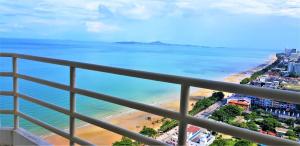 Beach Condo with Stunning Sea Views - Sleeps 2